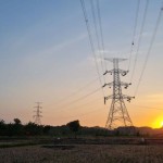 Ilustrasi- Jaringan transmisi listrik PLN yang berfungsi untuk menyalurkan listrik dari pusat pembangkit ke pusat-pusat beban. ANTARA/HO-PLN-1702270028