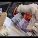 Ilustrasi - Petugas perbankan menghitung uang pecahan rupiah. ANTARA FOTO/Muhammad Adimaja/aww/aa.-1702266149