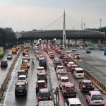 Ilustrasi - Suasana perlintasan di GT Tol Cikupa, Tangerang-Merak saat dipadati kendaraan pemudik. (Azmi Samsul Maarif)-1703145316