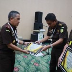 Kajati Sulut Dr Andi Muhammad Taufik saat menyerahkan penghargaan kepada Kejari berprestasi. ANTARA/HO-Penkum Kejati Sulut (1)-1702537289