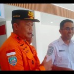 Kepala Kantor Basarnas Kupang  I Putu Sudayana (kiri) ditemui di Bandara El Tari Kupang, Selasa (19/12/2023). ANTARA/Kornelis Kaha-1702965664