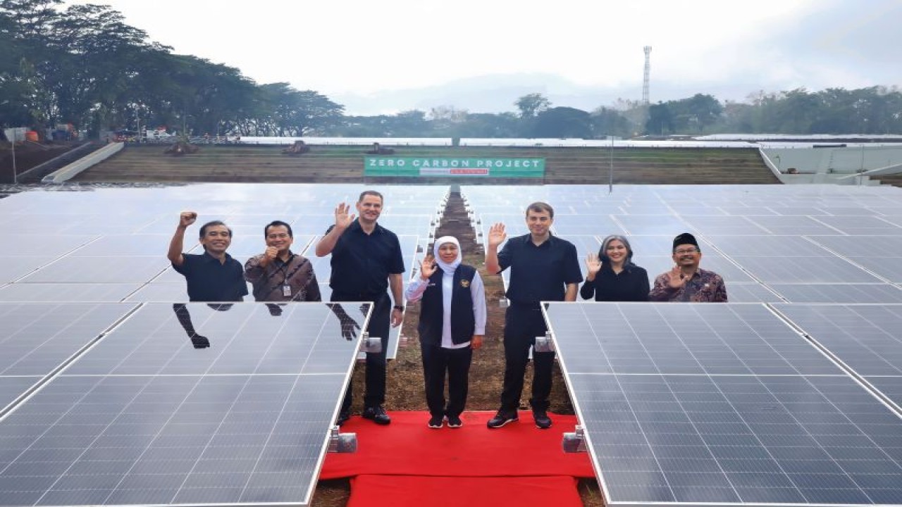 Gubernur Jawa Timur Khofifah Indar Parawansa saat peresmian panel surya di PT HM Sampoerna, Pasuruan. ANTARA/HO-Pemprov Jatim