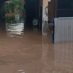 Kondisi banjir di Kabupaten Dompu, Nusa Tenggara Barat, Senin (4/12/203) sore (ANTARA/HO-Humas BPBD Dompu)-1701757872