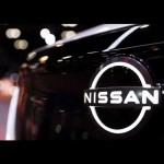 Logo Nissan terlihat di sebuah mobil selama hari pers di Los Angeles Auto Show di Los Angeles, California-1701764415