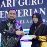 Menteri Agama Yaqut Cholil Qoumas saat menyerahkan SK inpassing bagi guru madrasah non-ASN. (ANTARA/HO-Kemenag)-1702978102