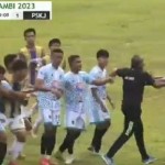 Para pemain kedua kesebelasan yang ricuh di lapangan, saat Liga III tingkat Provinsi Jambi.(ANTARA/HO-Husen Humas PSSI Jambi)-1702895595