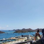 Pengunjung memotret keindahan pantai dari atas Puncak Waringin Labuan Bajo, Manggarai Barat, NTT. (ANTARA/Fransiska Mariana Nuka)-1702623862