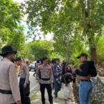 Personel Porlesta Kendari yang melakukan patroli saat jam pulang sekolah. ANTARA/La Ode Muh Deden Saputra-1701855044