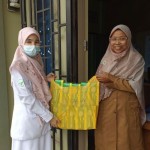 Petugas kesehatan puskesmas membagikan masker ke guru antisipasi penyakit ISPA. Antara/HO-Dinkes Agam.-1701758241