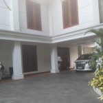Prabowo Subianto sambangi kediamannya di kawasan Jalan Kartanegara, Kebayoran Baru Jakarta Selatan, Jumat (22/12/2023). ANTARA/Walda-1703240015