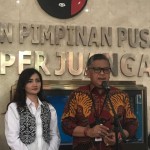 Sekretaris Jenderal PDI Perjuangan Hasto Kristiyanto (kanan) di Kantor DPP PDI Perjuangan, Jakarta, Jumat (22/12/2023). (ANTARA/Devi Nindy)-1703233583