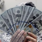 Seorang petugas menunjukkan lembaran uang dolar Amerika Serikat di Jakarta, Senin (27/11/2023). .ANTARA FOTO/Putu Indah Savitri/wpa/rwa.-1702624679