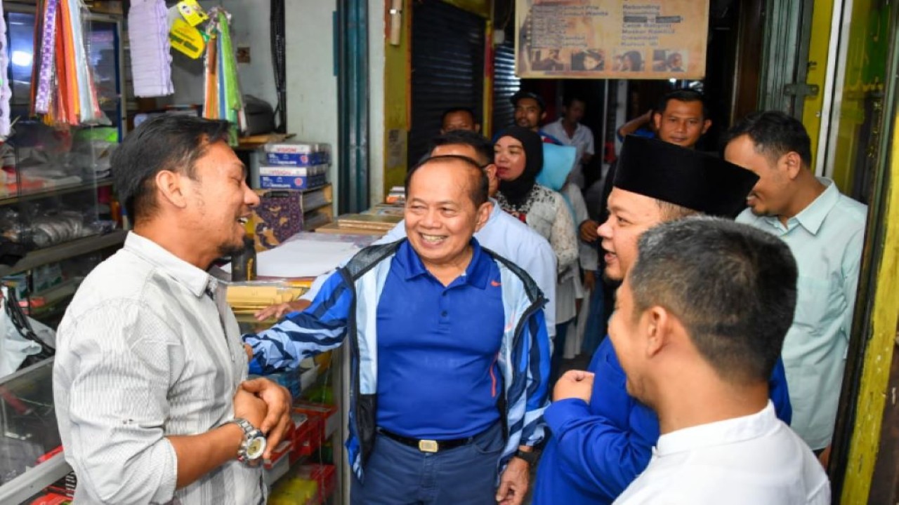 Wakil Ketua MPR RI Prof. Dr. Sjarifuddin Hasan, MM, MBA atau Syarief Hasan berkesempatan blusukan ke Pasar Muka Kabupaten Cianjur, Jawa Barat, Jumat (22/12/2023),