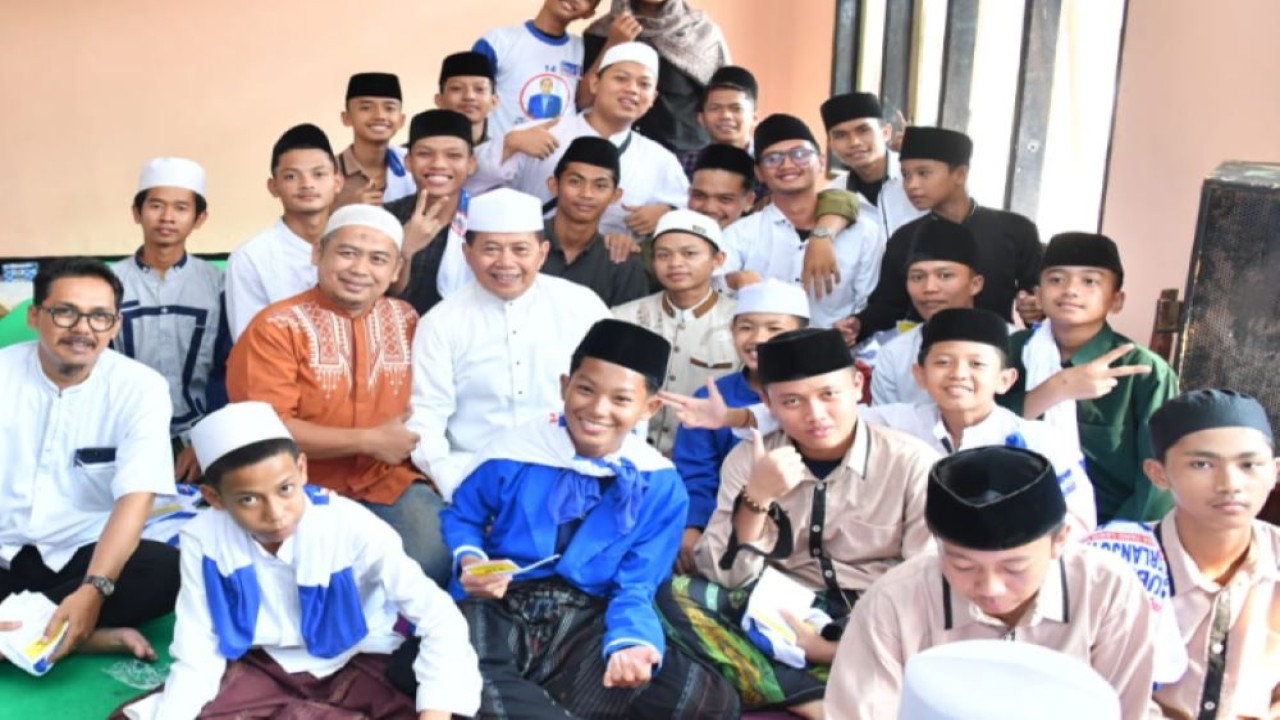 Wakil Ketua MPR RI Prof. Dr. Sjarifuddin Hasan, MM, MBA  saat berdialog dengan santri, santriwati, para ustaz dan ustazah serta Pimpinan Ponpes Ar Rasyidi, Desa Ciranjang, Kabupaten Cianjur, Jawa Barat, Jumat (22/12/2023).