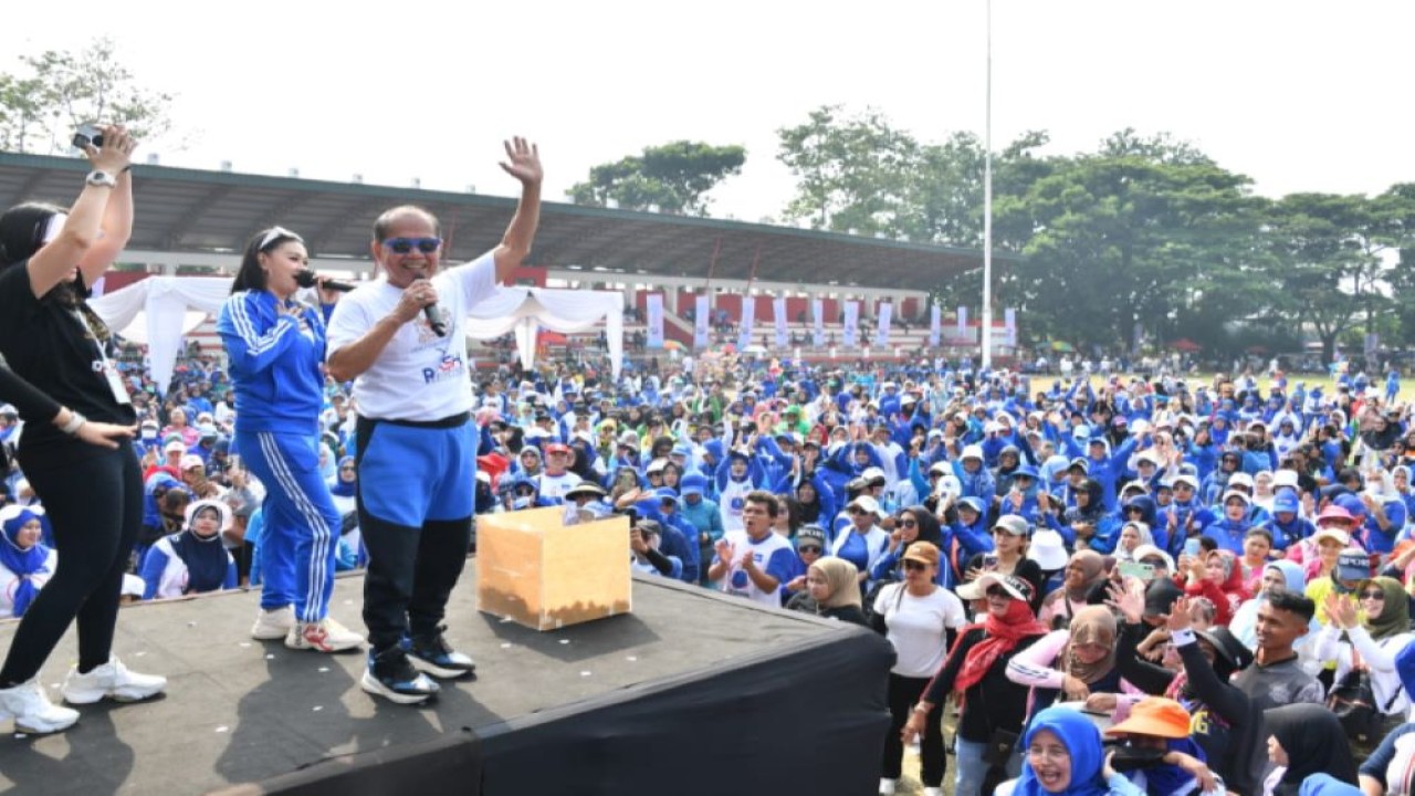 Wakil Ketua MPR RI Prof. Dr. Sjarifuddin Hasan, MM, MBA atau Syarief Hasan didampingi istri Ibu Ingrid Maria Palupi Kansil, menghadiri dan mengikuti kegiatan Senam Bersama, di Lapangan Prawatasari, Kabupaten Cianjur, Jawa Barat, Sabtu (23/12/2023).