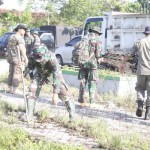 TNI bersihkan sampah di Pasar Renteng Lombok Tengah-1701836764
