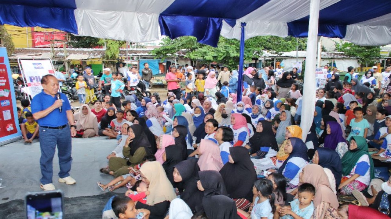 Wakil Ketua MPR Prof. Dr. H. Sjafruddin Hasan SE, MM, MBA  Minggu, 17 Desember 2024, ratusan warga Kelurahan Cimahpar, Kecamatan Bogor Utara, Kota Bogor, Jawa Barat, memenuhi lapangan