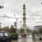 Warga beraktivitas saat hujan lebat mengguyur wilayah Kota Palangka Raya, Kalimantan Tengah. (ANTARA/Rendhik Andika)-1702899580