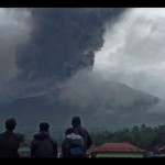 Warga melihat gunung merapi yang sedang erupsi.Antara/Iggoy-1701752373