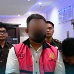 AE, seorang aparatur sipil negara (ASN) di Kutim saat ditahan oleh Kejari Kutim, Selasa (16/1/2024), ANTARA/HO-Kejari Kutim-1706003716