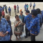 ASN Pemprov Papua saat usai mengikuti apel di lapangan Kantor Gubernur Papua. ANTARA/Qadri Pratiwi.-1704179381