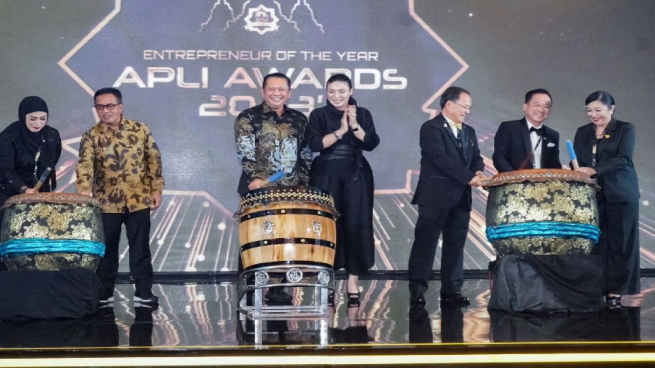 Bamsoet dalam acara Asosiasi Penjualan Langsung Indonesia (APLI) Awards 2023 di Jakarta, Sabtu malam (13/1/24).