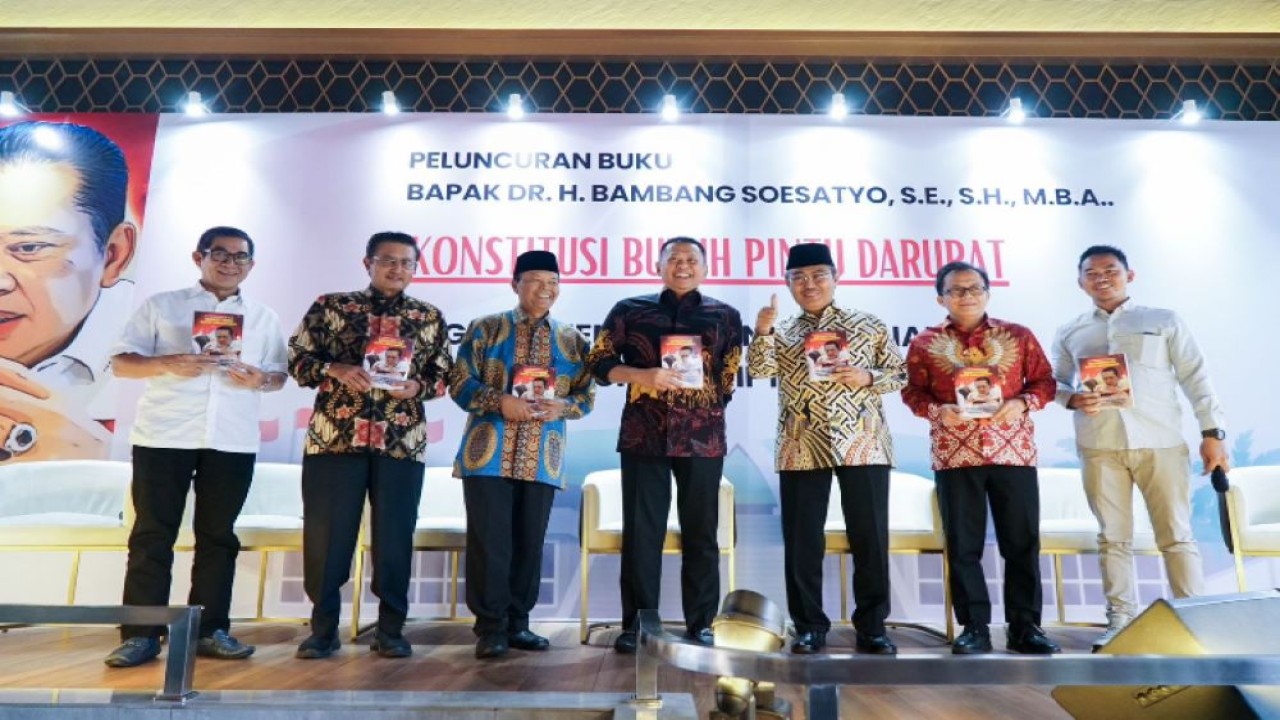 Bamsoet saat peluncuran buku ke-32 karya Bamsoet berjudul 'Konstitusi Butuh Pintu Darurat: Urgensi Memulihkan Wewenang Subjektif Superlatif MPR RI', di Jakarta, Rabu (17/1/24).