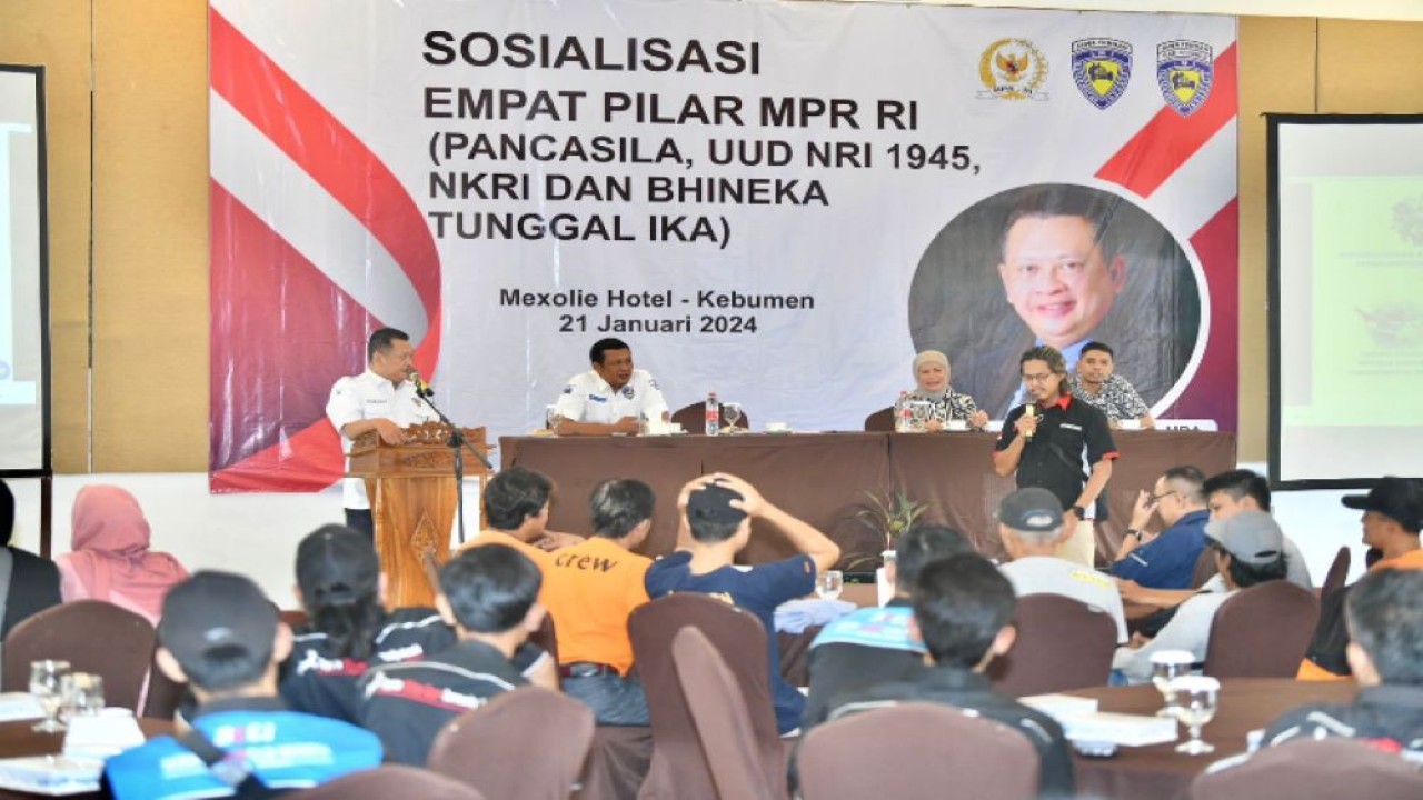 Bamsoet dalam Sosialisasi Empat Pilar MPR RI di hari ke-4 di Dapil-7 Jawa Teengah bersama keluarga besar IMI Kabupaten Kebumen, di Hotel Mexolie, Kebumen, Minggu (21/1/24).