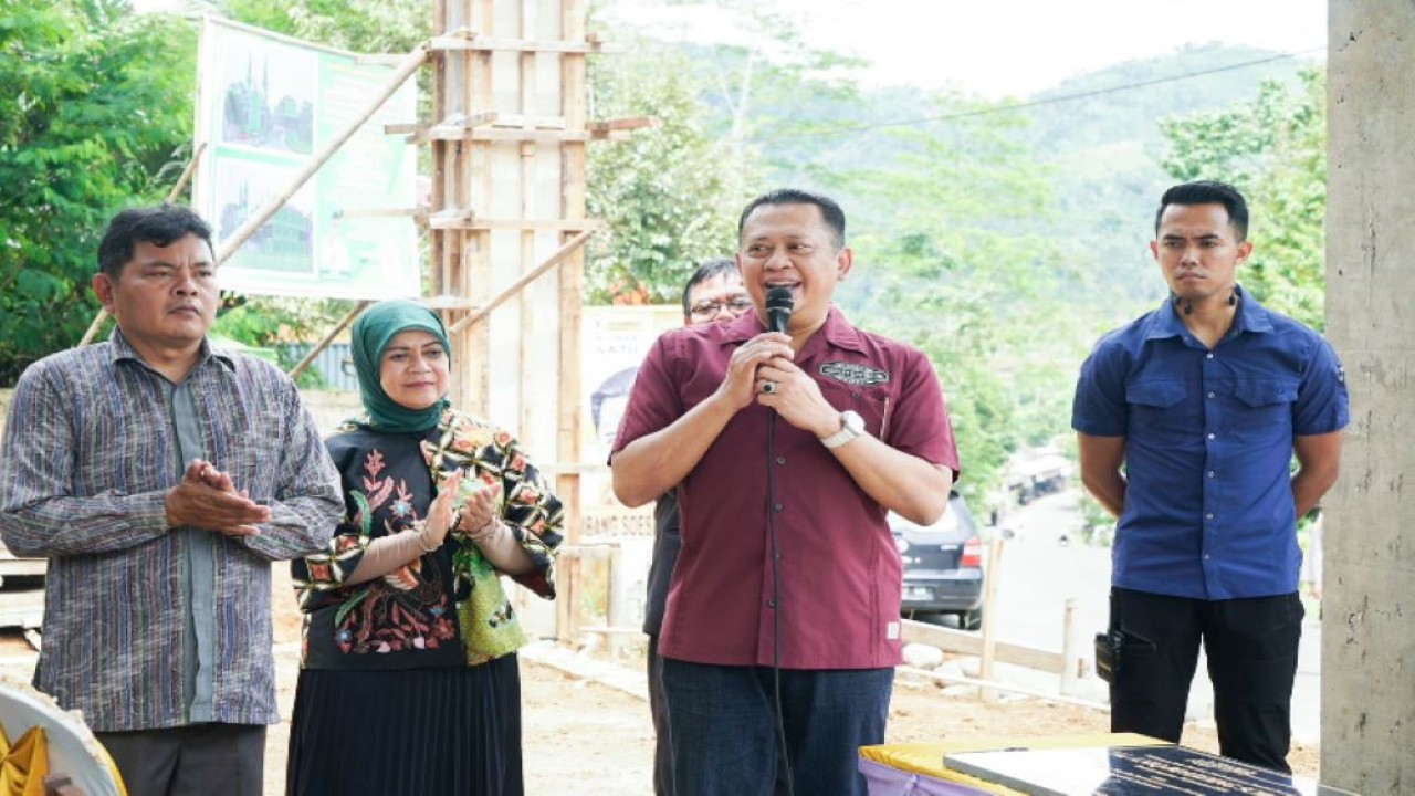 Bamsoet saat melakukan penandatanganan prasasti serta peletakan batu pertama pembangunan Pondok Pesantren Al-Aniq Boarding School di Desa Petuguran, Kecamatan Punggelan, Kabupaten Banjarnegara, Jawa Tengah, Rabu (24/1/24).