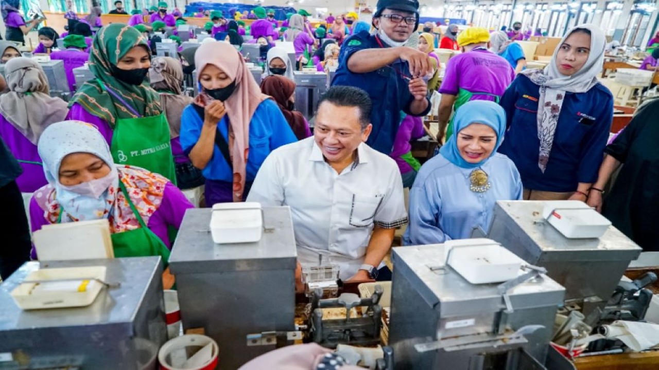 Bamsoet saat berkunjung hari ke-14 di Dapil-7 Jawa Tengah ke Pabrik Rokok Mitra Sampoerna PT Mitra Karya Tri Utama di Purbalingga, Rabu (31/1/24).