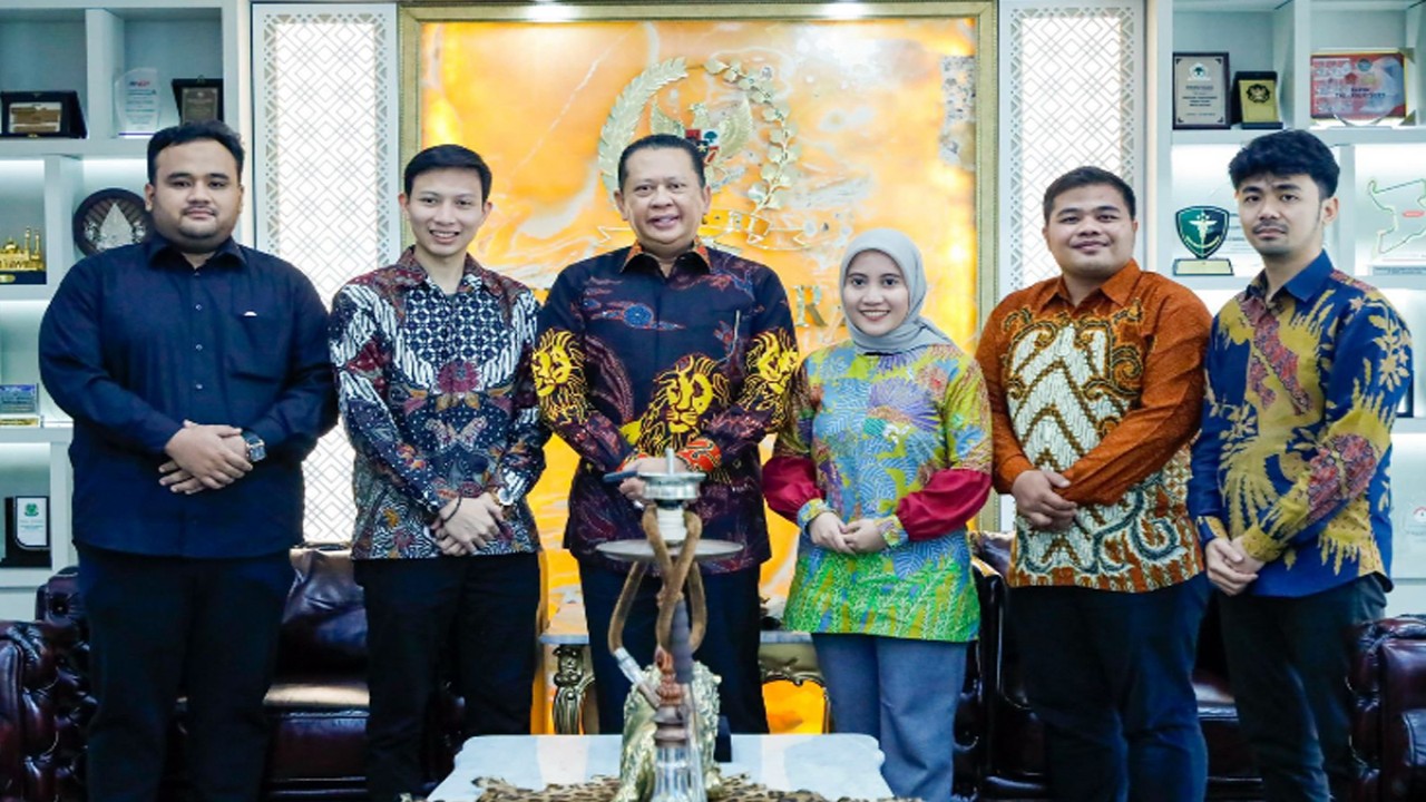 Ketua MPR RI sekaligus Wakil Ketua Umum Partai Golkar Bambang Soesatyo mengajak generasi muda mampu beradaptasi dan berinovasi agar tidak tertinggal dalam kompetisi global yang berkembang pesat.