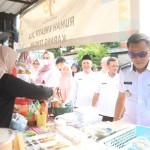Camat Karang Tengah Hendriyanto saat melihat produk UMKM yang dijual di rumah kreatif jasa, Rabu. ANTARA/HO-Kecamatan Karang Tengah-1706098747