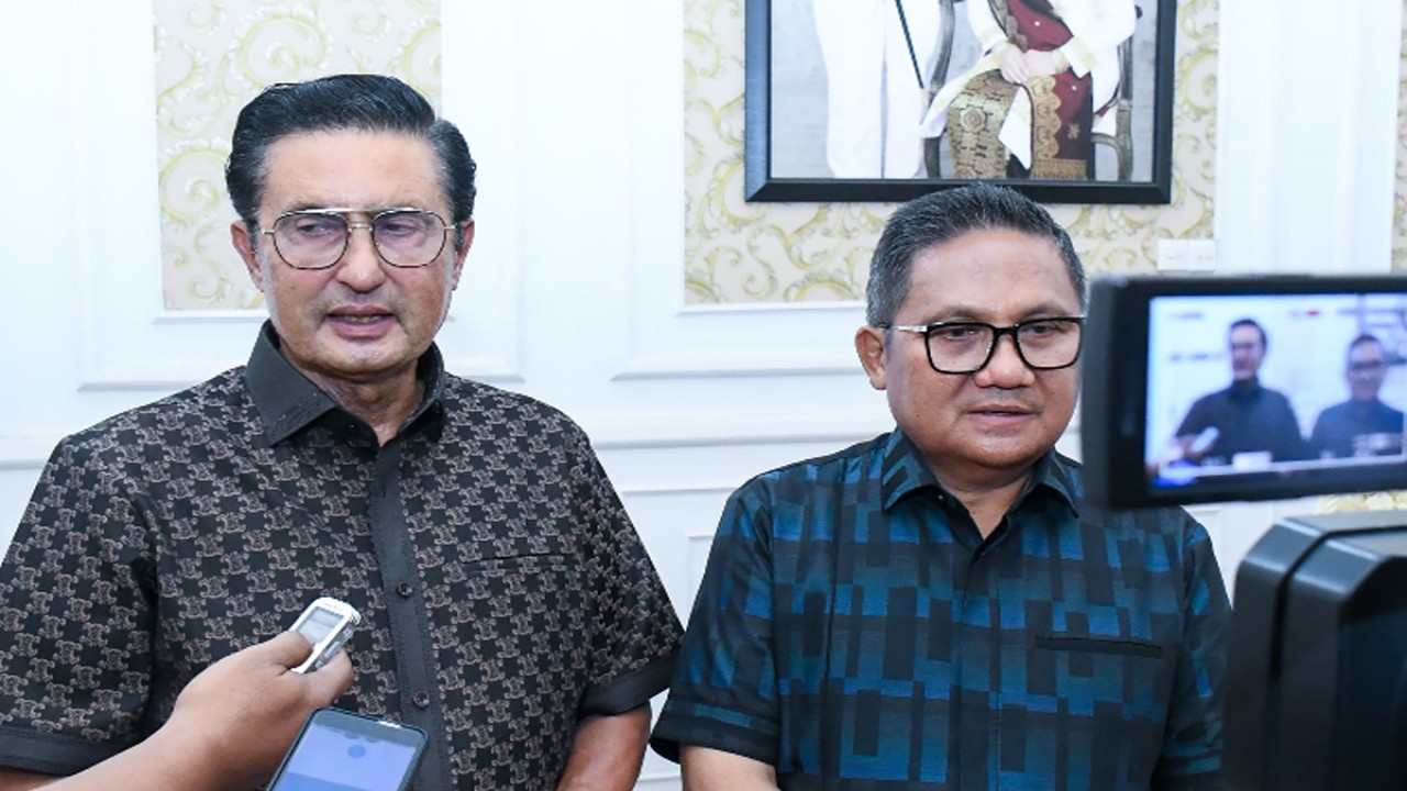 Wakil Ketua MPR RI Prof. Dr. Ir. H. Fadel Muhammad berkesempatan berkunjung dan berdialog dengan Wali Kota Gorontalo  Marten A. Taha, di Rumah Dinas Walikota Gorontalo, Senin malam (1/1/2024). (foto: mpr.go.id)