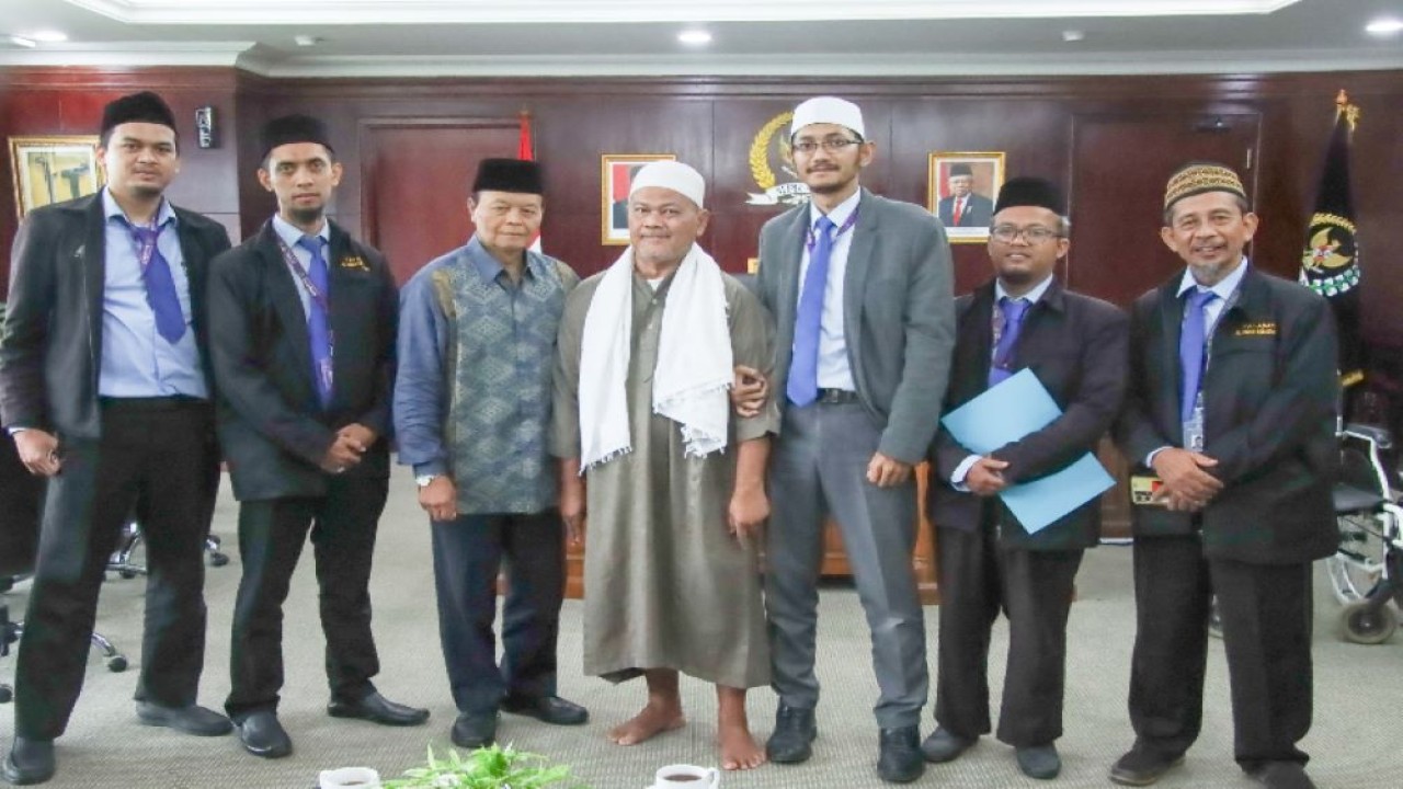 Bertempat di Ruang Kerja Lt.9, Gedung Nusantara III, Komplek Gedung MPR/DPR/DPD, Senayan, Jakarta, 15 Januari 2024, Wakil Ketua MPR Dr. H. Muhammad Hidayat Nur Wahid MA (HNW) menerima pimpinan pengurus Yayasan Al Ikhsan yang mengelola Pesantren alIhsan.