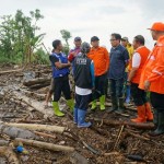 Kalaksa BPBD Jatim Gatot Soebroto (empat kiri) saat meninjau lokasi banjir bandang di Pasuruan, Jawa Timur. ANTARA/HO-BPBD Jatim-1706526231