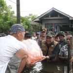 Kapuas Hulu salurkan 97,8 ton beras untuk warga terdampak banjir-1705664382