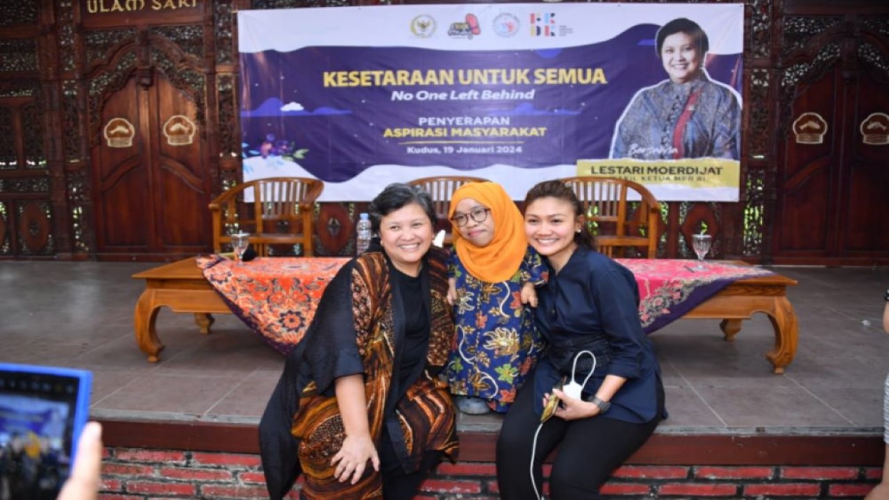 Wakil Ketua MPR RI, Lestari Moerdijat pada acara penyerapan Aspirasi Masyarakat yang dihadiri para anggota komunitas Sahabat Difabel Jepara (Sadifa), Komunitas Pejuang Disabilitas Demak dan Forum Komunikasi Difabel Kudus (FKDK), di Kabupaten Kudus, Jawa Tengah, Jumat (19/1).