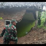 Longsor di Kabupaten Sukabumi rusak rumah dan tutup akses jalan-1705985410