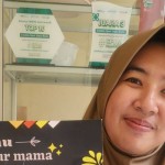 Owner Warung Makan Kedai MaMa Sulaikha memperlihtkan salah satu produknya. Antara/HO-SPJM-1705916463