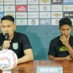 Pelatih Gresik United Agus Indra Kurniawan (kiri) (HO-Gresik United)-1706007307