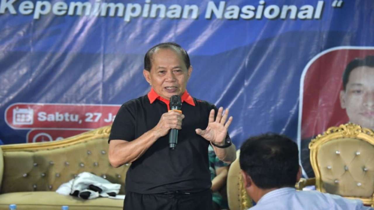 Sjarifuddin Hasan dalam Forum Diskusi Publik dengan tema "Pemilu 2024: Menakar Kepemimpinan Nasional" di GOR Desa Jambudipa, Warungkondang, Cianjur, Sabtu (27/1/2024). Turut berbicara dalam Forum Diskusi Publik yang digelar Kementerian Komunikasi dan Informatika (Kemenkominfo) Dr. Dedi Mulyadi (Dosen FH Universitas Surya Kancana, Cianjur).