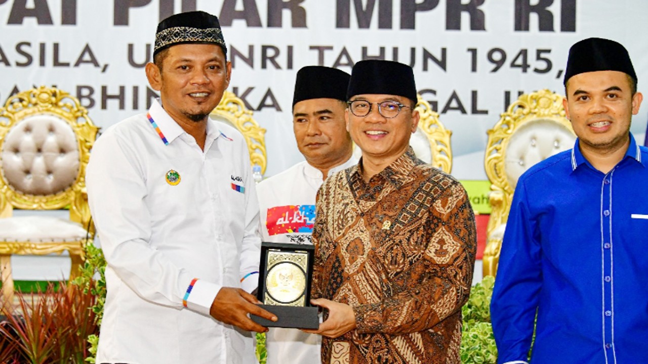 Wakil Ketua MPR RI Yandri Susanto mengajak keluarga besar Al Khairiyah menangkal penyebaran berita bohong (hoax). (foto: mpr.go.id)
