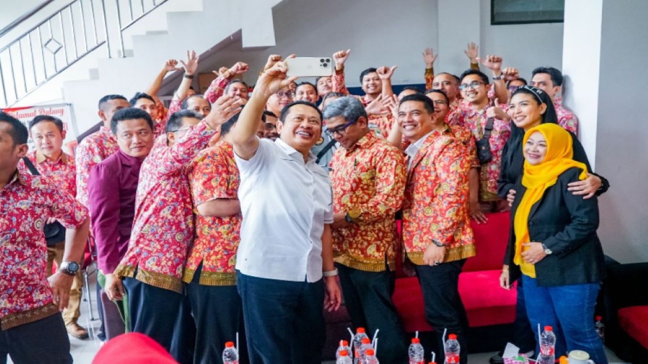 Bamsoet saat silaturahmi bersama Persatuan Perawat Nasional Indonesia (PPNI) Kabupaten Banjarnegara, dalam Kunjungan Hari ke-22 di Dapil 7 Jawa Tengah, Kamis (8/2/24).