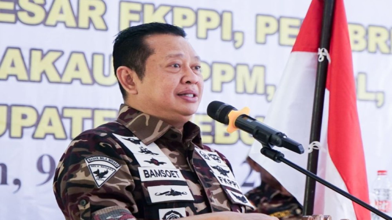 Bamsoet dalam Silaturahmi bersama keluarga besar FKPPI, PEPABRI, Pemuda Panca Marga, PP Polri, Warakawuri, di Kebumen, dalam kunjungan hari ke-23 di Dapil-7 Jawa Tengah di Mexolie Hotel Kebumen, Jumat (9/2/24).