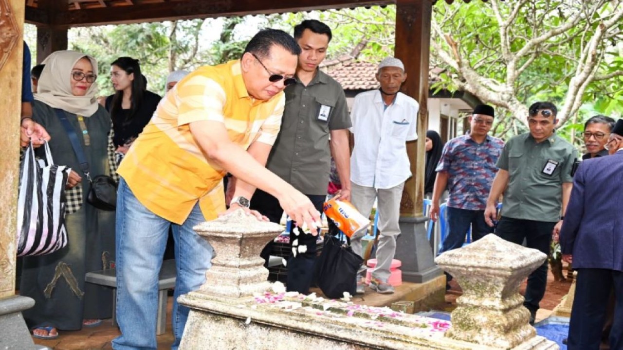 Bamsoet di sela-sela kunjungan hari ke-27 di Dapil-7 Jawa Tengah usai ziarah dan silaturahmi bersama keluarga besar Mbah Bani Moelyo Redjo, Selasa (13/2/24).