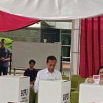 Momen Presiden Jokowi dan Ibu Iriana gunakan hak suaranya di TPS 10 / Foto: Arf18-1707877411