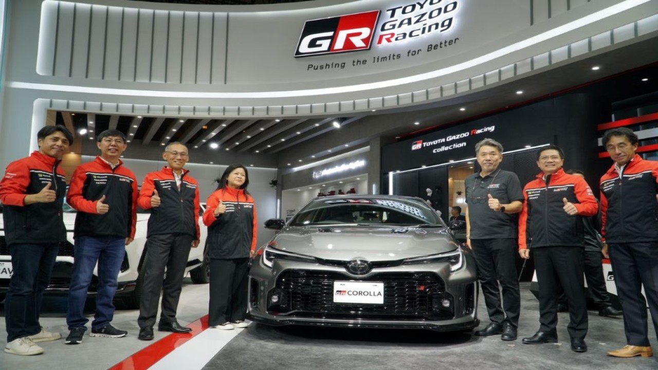 Presiden Direktur PT Toyota-Astra Motor TAM Hiroyuki Ueda (ketiga kiri), bersama Wakil Presiden Direktur TAM Henry Tanoto (kedua kanan) beserta jajaran direksi TAM Anton Jimmi Suwandy (kedua kiri), Hiroyuki Oide (kiri), Nini Tjandrasa (keempat kiri), Takeshi Yamakawa (kanan) serta Presiden Direktur TCD-AP, Toshio Obara (ketiga kanan) mengapit GR Corolla di booth Toyota disela acara pembukaan Indonesia International Motor Show (IIMS) 2024, di JI-Expo Kemayoran Jakarta, Kamis (15/2/2024).