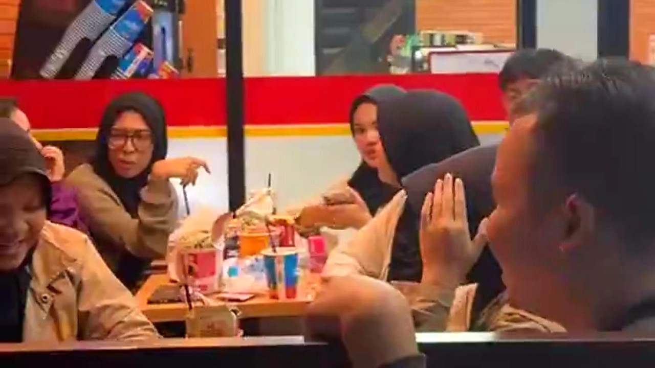 Suasana sebuah minimarket di samping masjid Darul Tauhid kawasan ponpes Aa Gym/Instagram