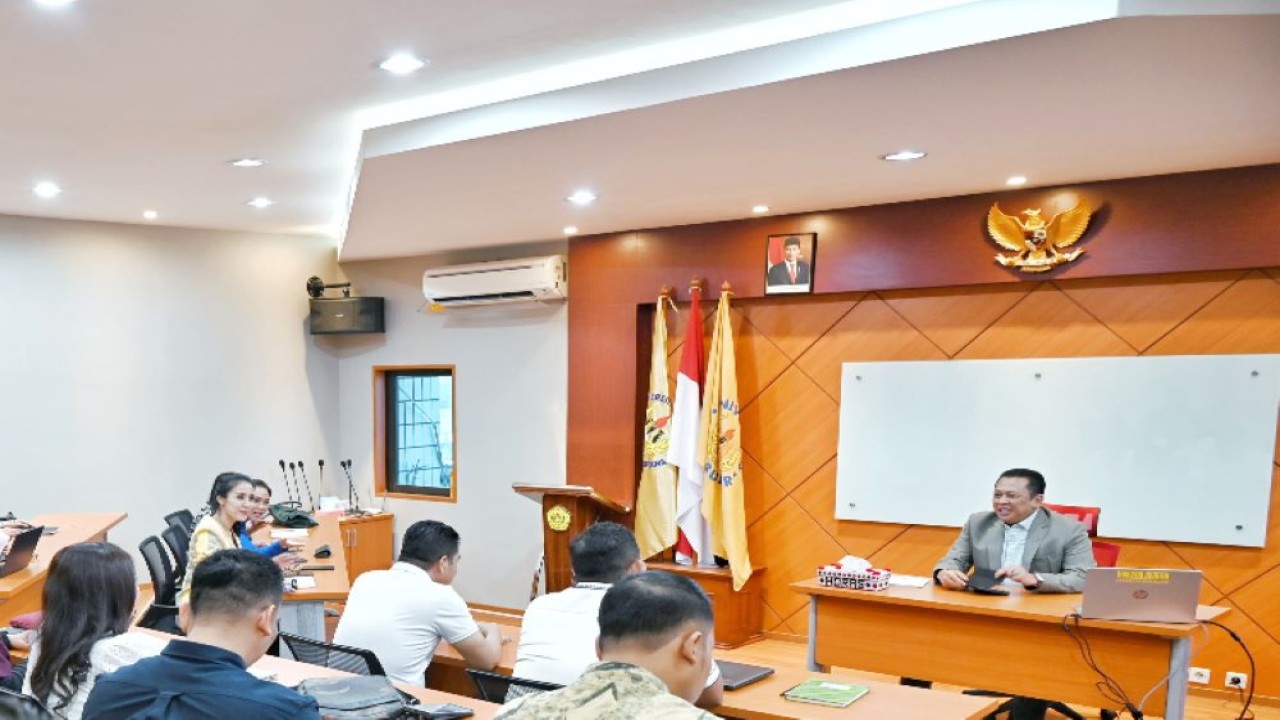 Bamsoet saat mengajar mata kuliah Pembaharuan Hukum, di Pascasarjana Program Studi Ilmu Hukum Universitas Borobudur, Jakarta, Sabtu (16/3/24).