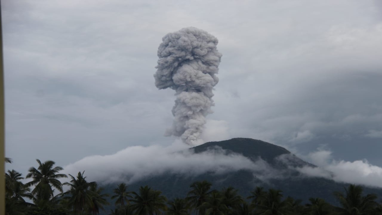 Gunung Ibu di Halmahera mengalami erupsi pada hari ini/ist